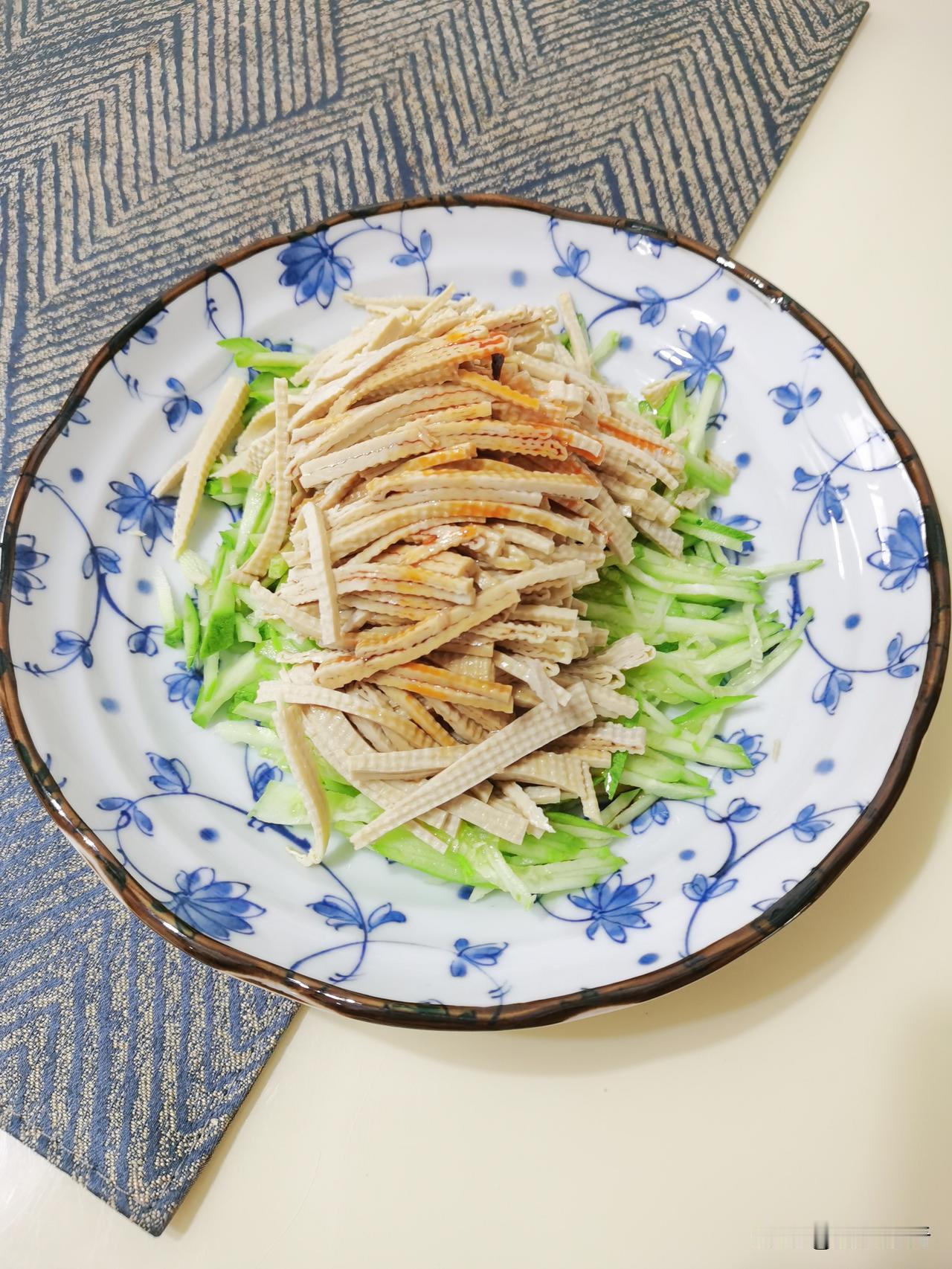 中午下了课就冲向食堂，跑太快摔了一跤，餐盘飞出去了。
周围同学瞬间安静，我爬起来