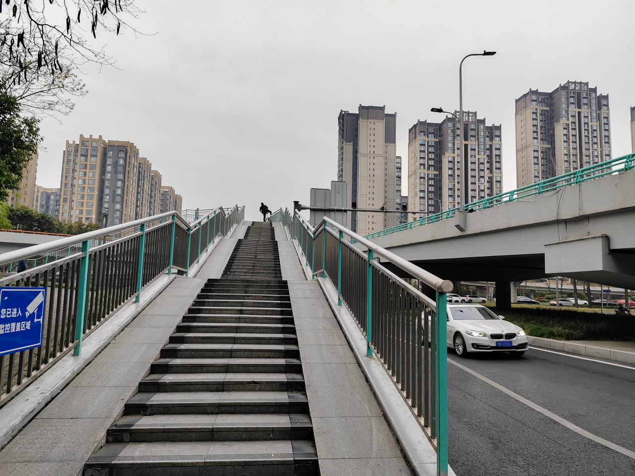 漫步这向上的阶梯，脚下是城市的脉络，眼前是生活的旷野。每一步攀登，都是向更好的生