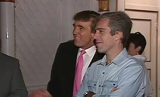 没关系！这张照片，又怎么解释了！
这个圈子不太大，比如爱泼斯坦与特朗普的关系！