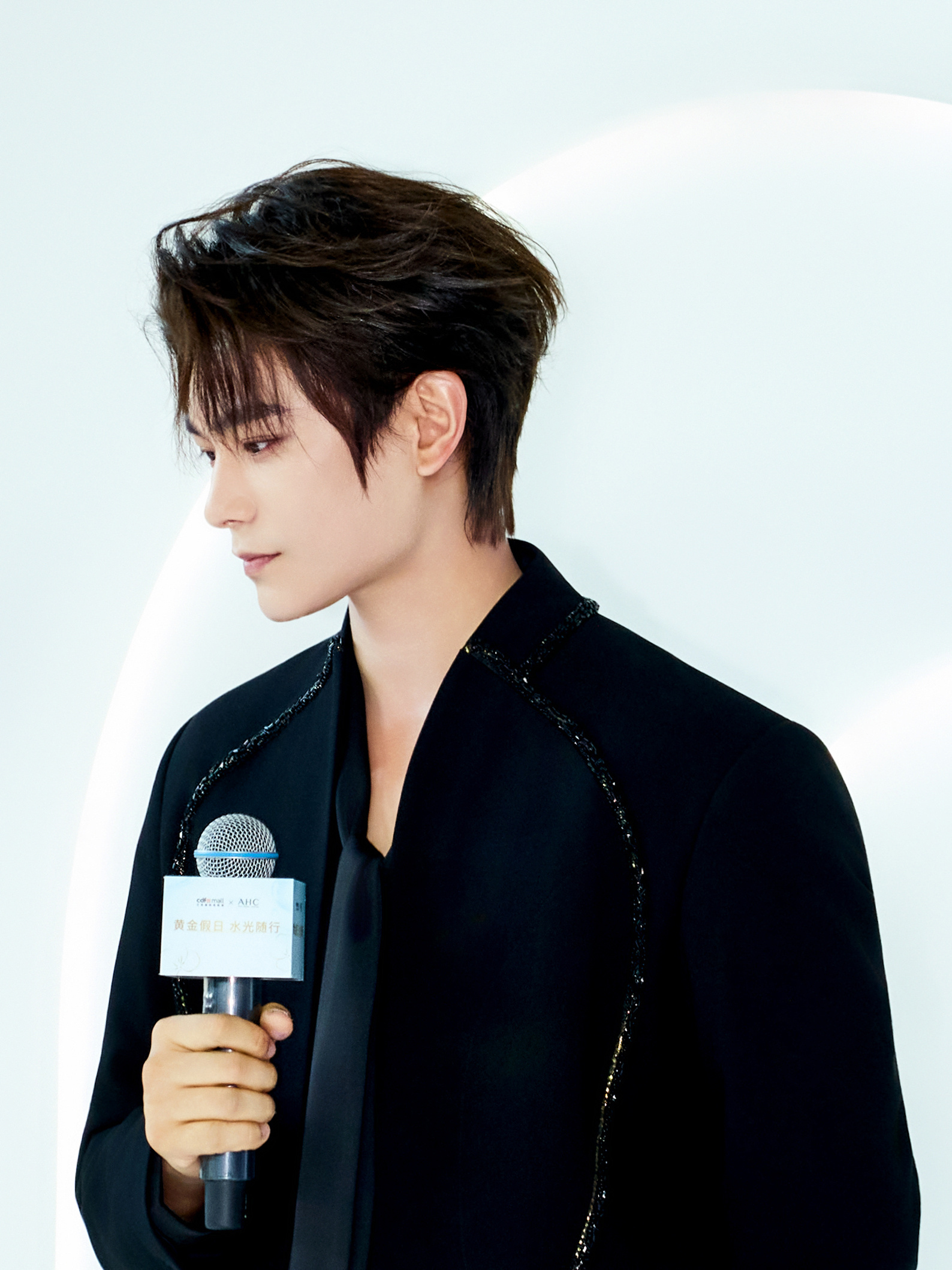 丁禹兮今日出席AHC品牌三亚线下活动，身着WENJUNXU无领珠绣男装搭配飘带领