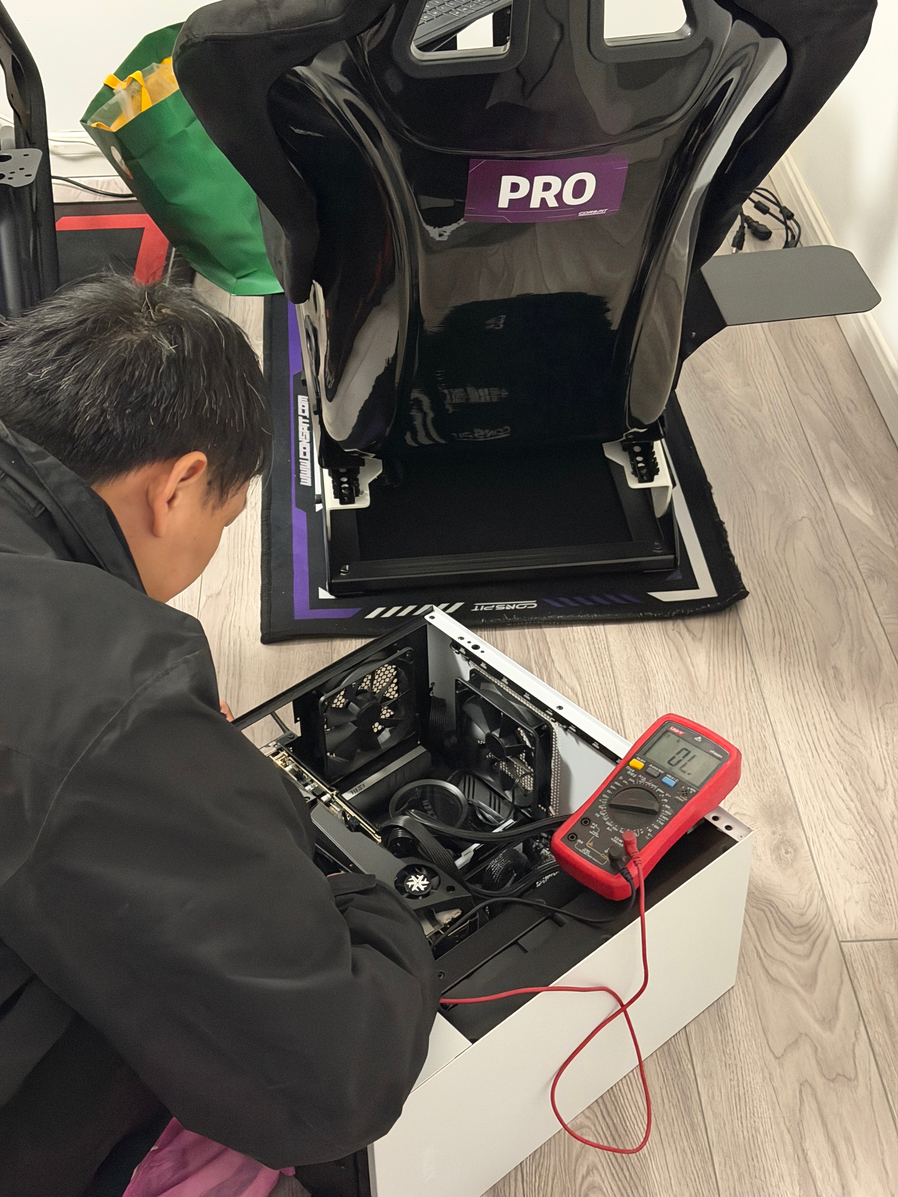 深夜叫了上门服务，很久没回上海，电脑又不行了，耽误我做季前练习。师傅一通检测说我