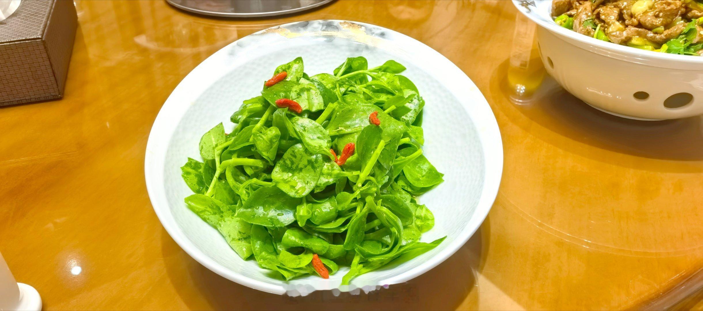 晚上吃饭，他们说点了一桌餐厅菜单里面没有的，还有几个没来得及拍就被吃掉了…这几天