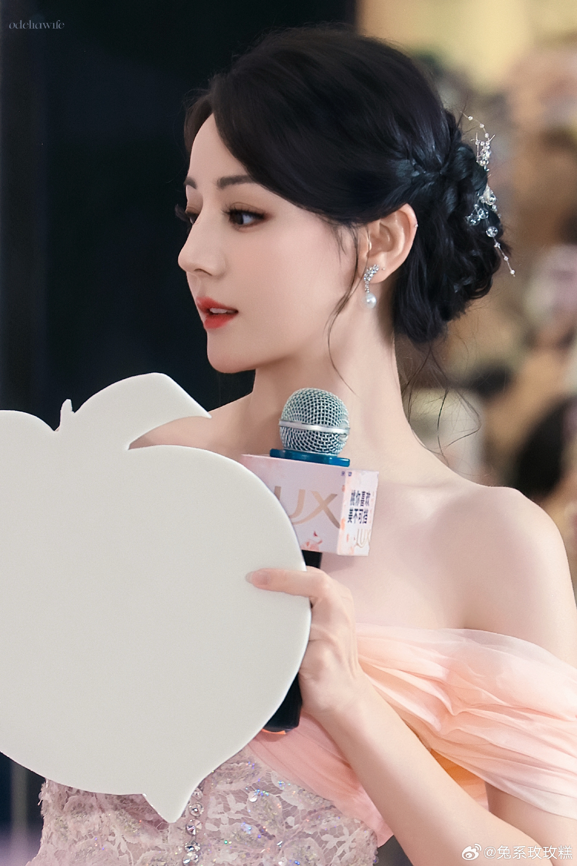 迪丽热巴路虎卫士全驭代言人迪丽热巴 dlrb 热巴开卫士 dlrb 迪丽热巴卫蓝