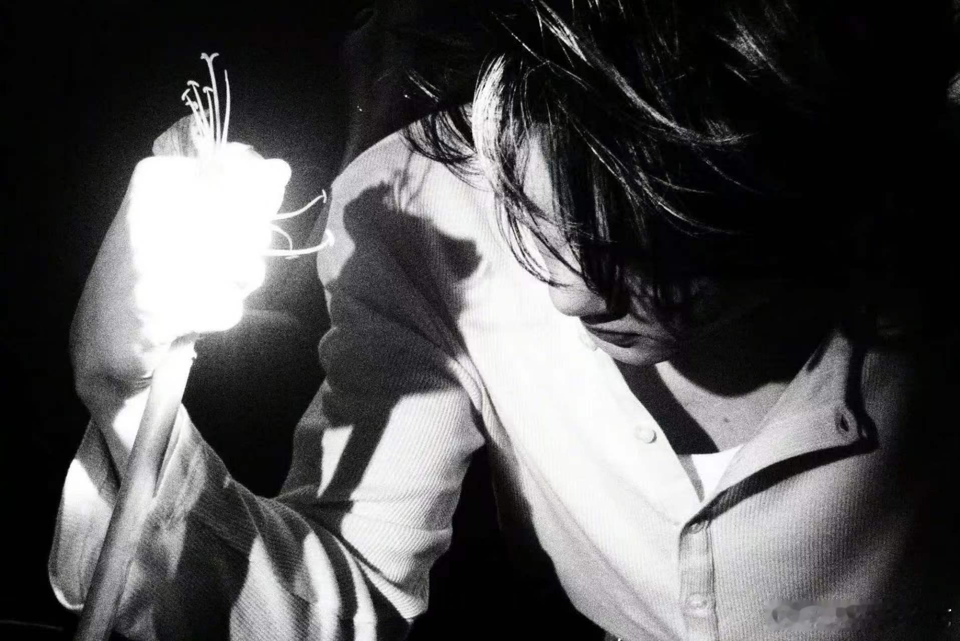 曾舜晞也是到了最佳赏味期曾舜晞气质熟男曾舜晞的气质熟男感太顶了！黑白光影下的氛围