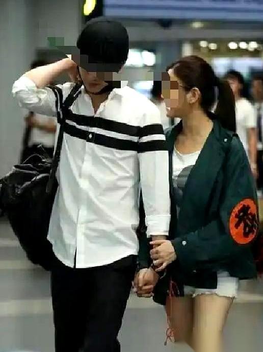 凌晨两点半，我起夜刚走到床边，黑暗里“腾”地一下坐起个黑影。
我还没来得及出声，