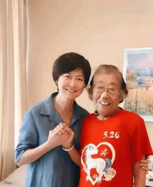 主持人敬一丹的父母，都是高寿老人，父亲敬毓嵩95岁去世，母亲韩殿云90岁去世。