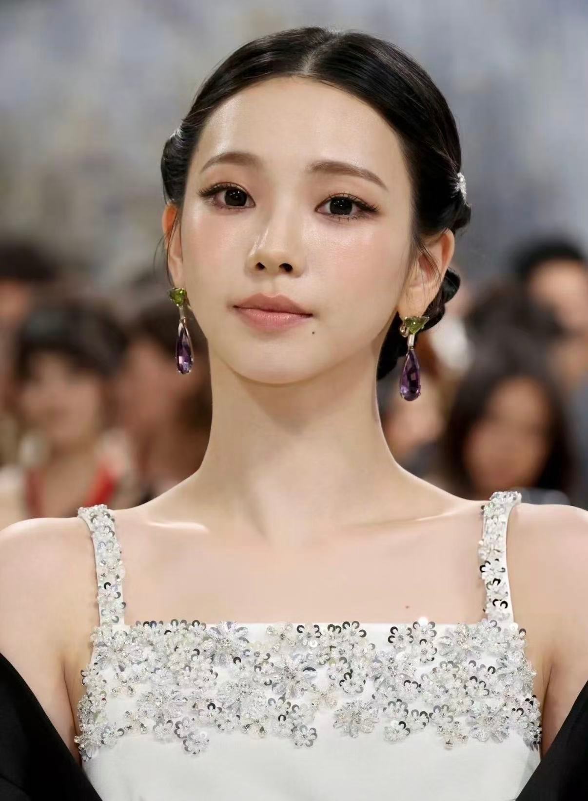 柳智敏MetGala公主造型 救命！柳智敏这一身像从童话里走出来的，白裙钻饰配黑