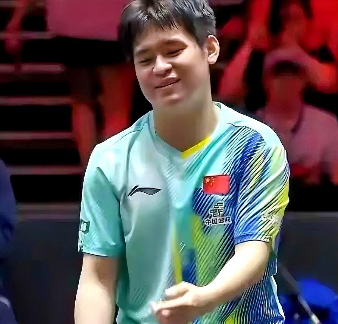 别看林诗栋现在稳坐世界第三。真打到决胜局9平，你仔细盯他的手，拍子都快捏出水了。