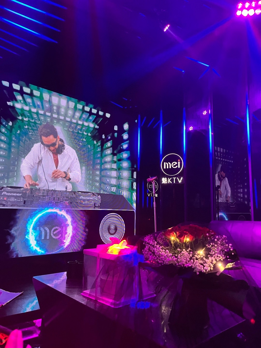 五音不全不配唱歌只配喝酒拍照哈哈㊗️我美丽的姐姐 ​​​