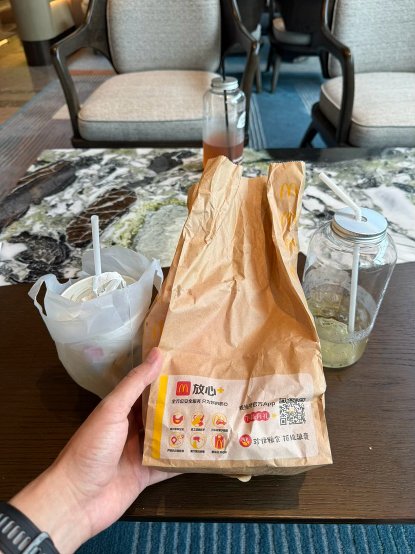 -今天餐饮店都停业休息了只能啃金拱门了 延吉