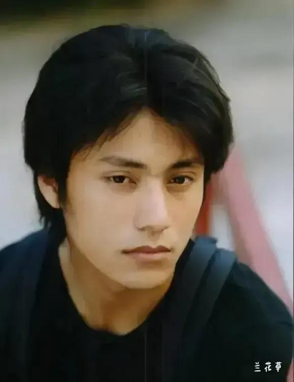 当年的陈坤是多么的帅：精致的五官，深沉的双目，一对剑眉，高挺的鼻梁，坚毅的嘴角，