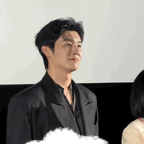 杨旭文这下真唐僧进了盘丝洞 哇塞杨旭文这个反差萌直接击中我的取向！剧里是冷面将军