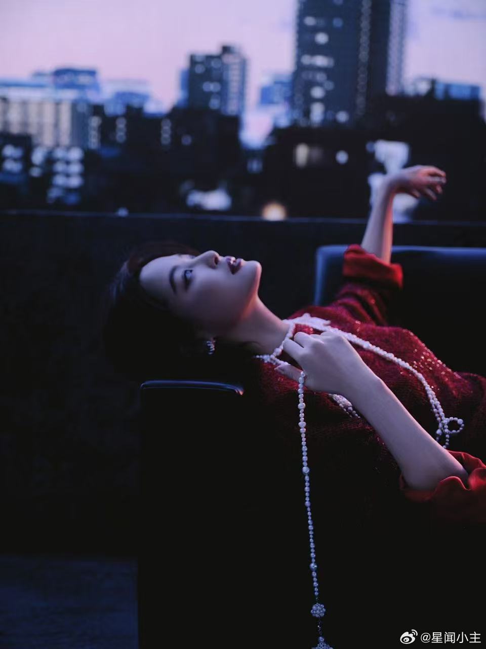 辛芷蕾 李李回来了 又被辛芷蕾美到了！红裙勾勒出曼妙曲线，珍珠项链点缀恰到好处，