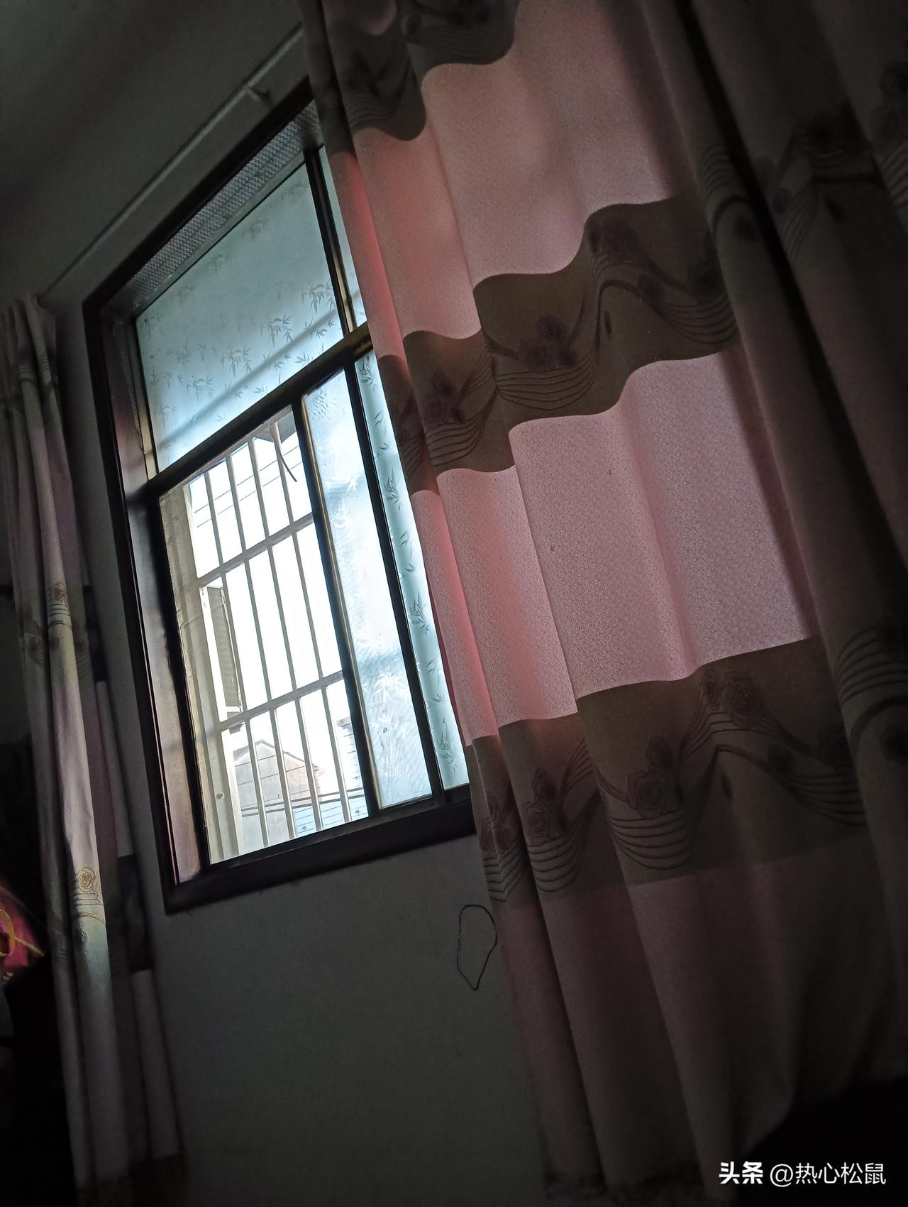阳光透过窗帘洒进来的温暖瞬间