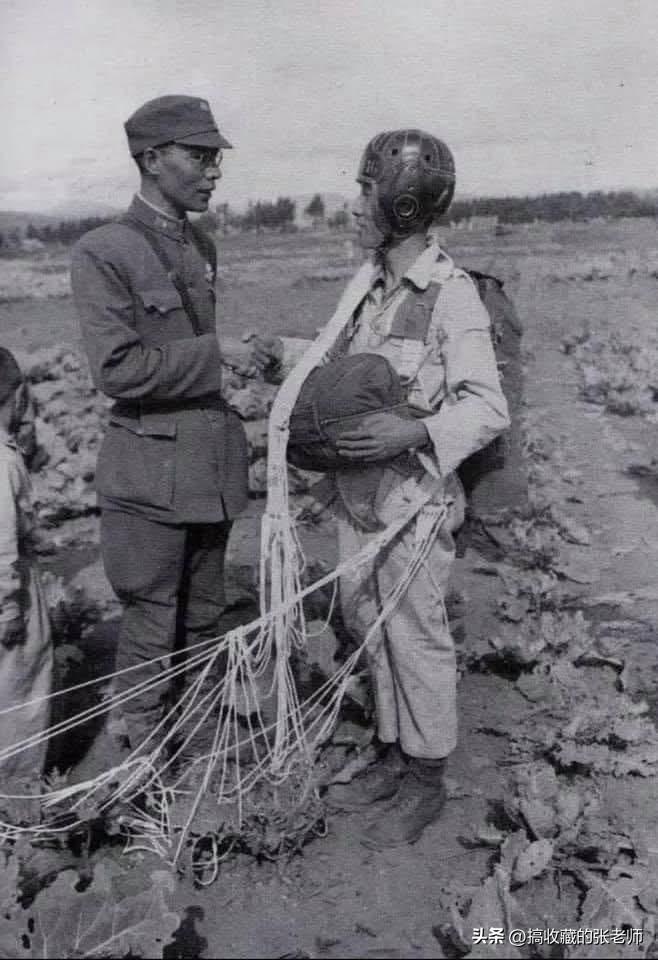 大跌眼镜！45年国军伞兵戴的头盔，居然是橄榄球头盔改的
 
这张老照片拍摄于19