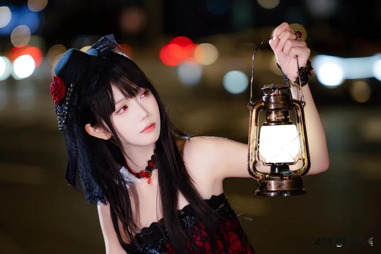 夜色中的哥特少女，手持复古灯笼，散发神秘魅力。