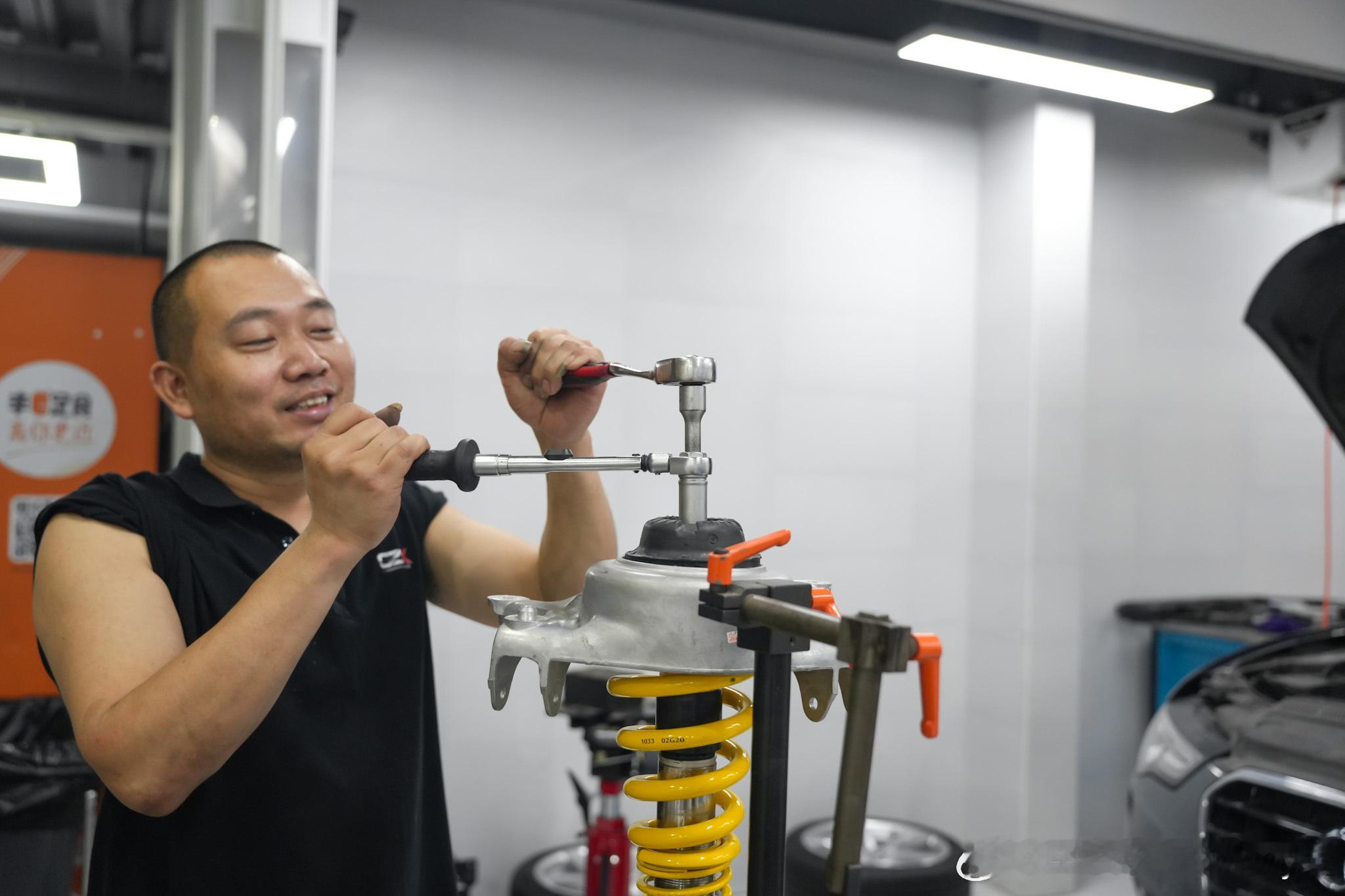 奥迪A5日常保养 KW V3避震保养整套避震寄送至KW中国原厂专业养护,同步更换