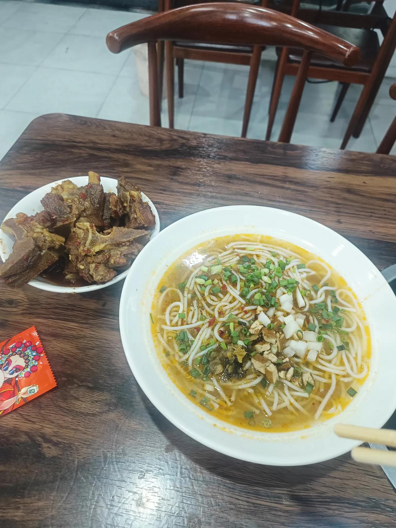 在江西上饶的德兴吃了一碗牛骨粉，一碗粉 一碟子牛骨，很好吃，总共20块钱，你们觉