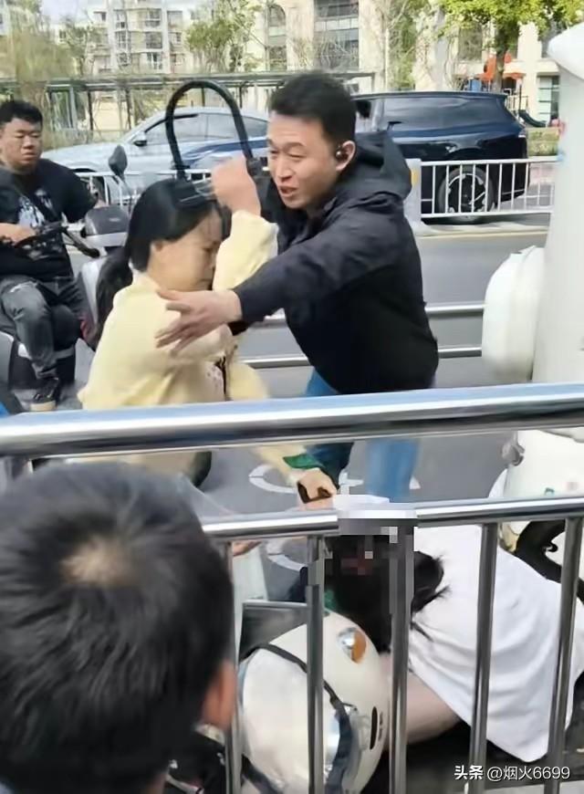 成都青白江校门口持U型锁砸人这件事，看完心里五味杂陈。
很难想象一个人到底积攒了