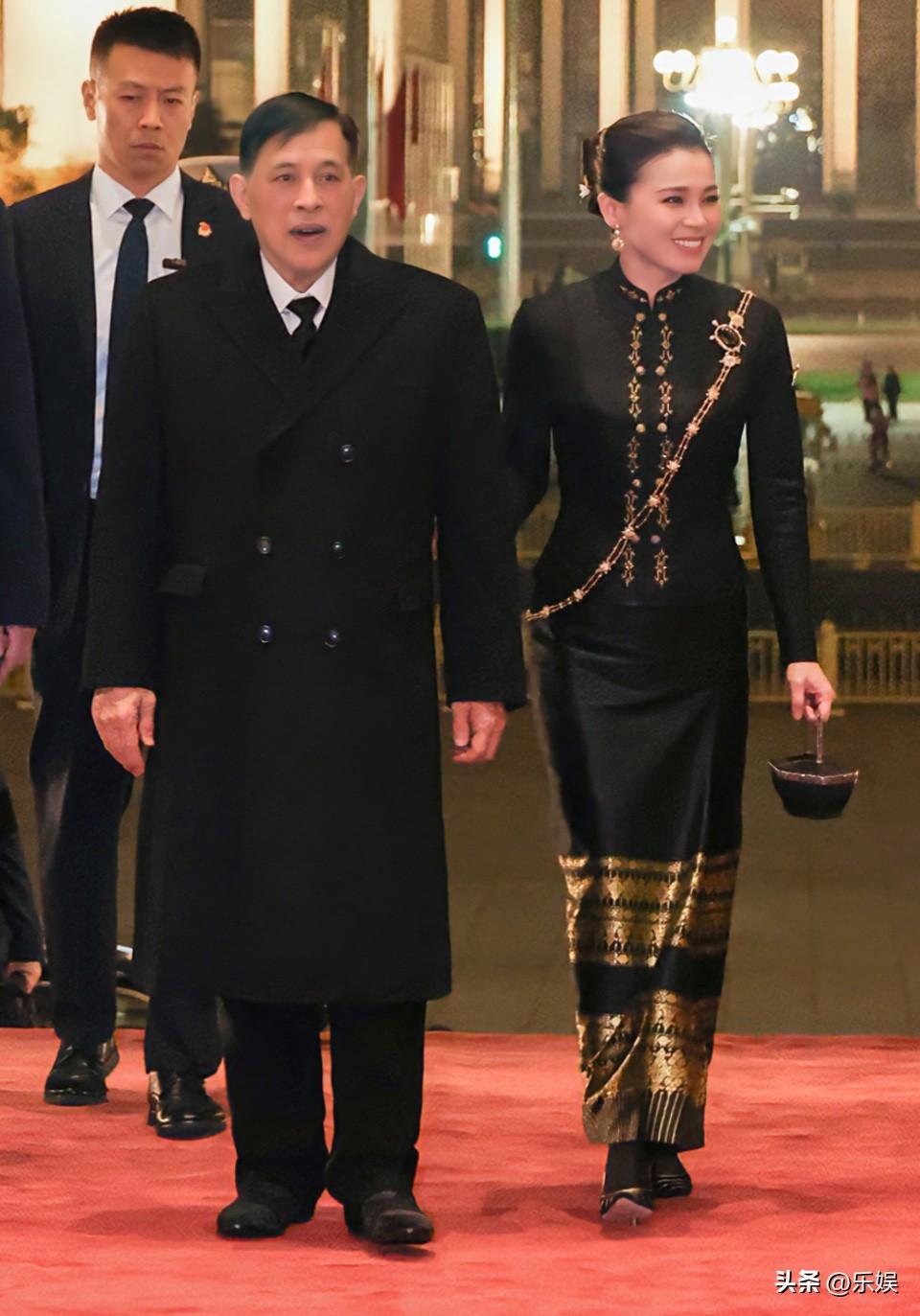 苏提达晚宴造型绝美，黑金配色礼服雍容华贵

知道为什么她能当王后而其他妃子不行的