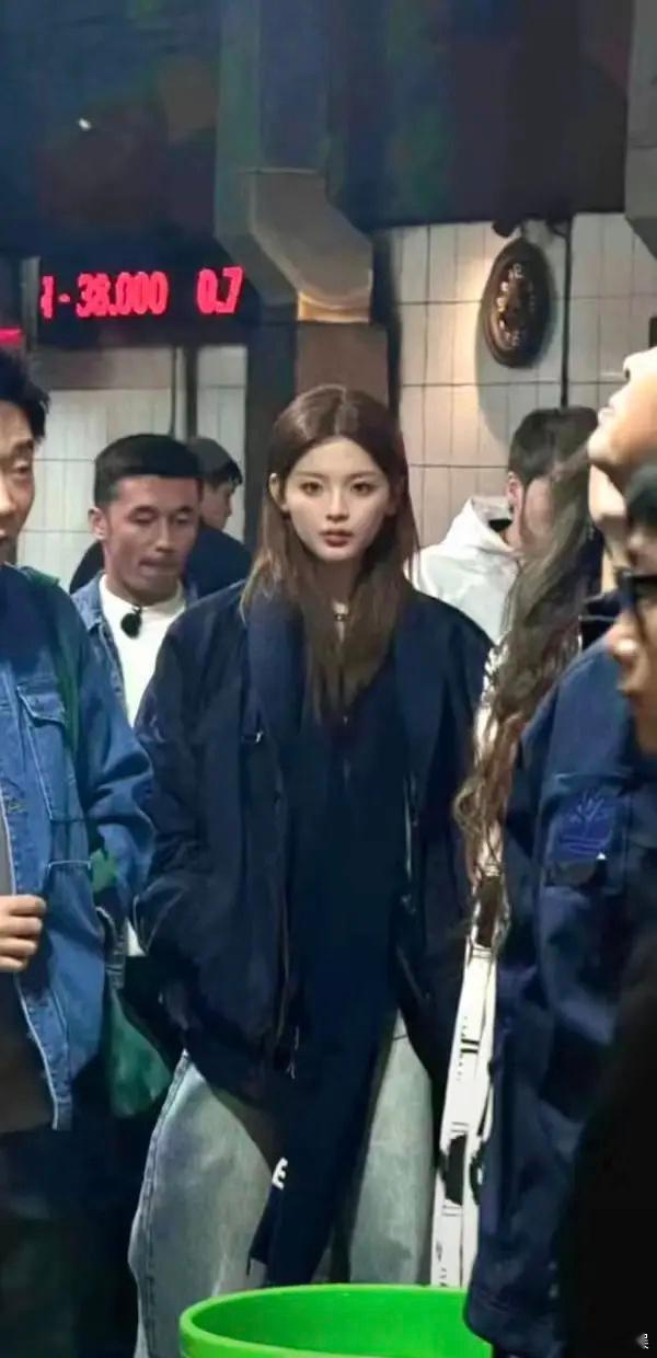 杨超越换风格了？这张头包脸，还挺有小说女主氛围的，真的很好看 ​​​