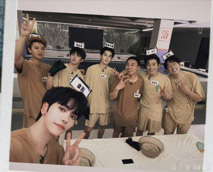 邵子恒热度破8000合照邵子恒晒宇宙闪烁请注意合照晒合照热度飙升破8000！邵子