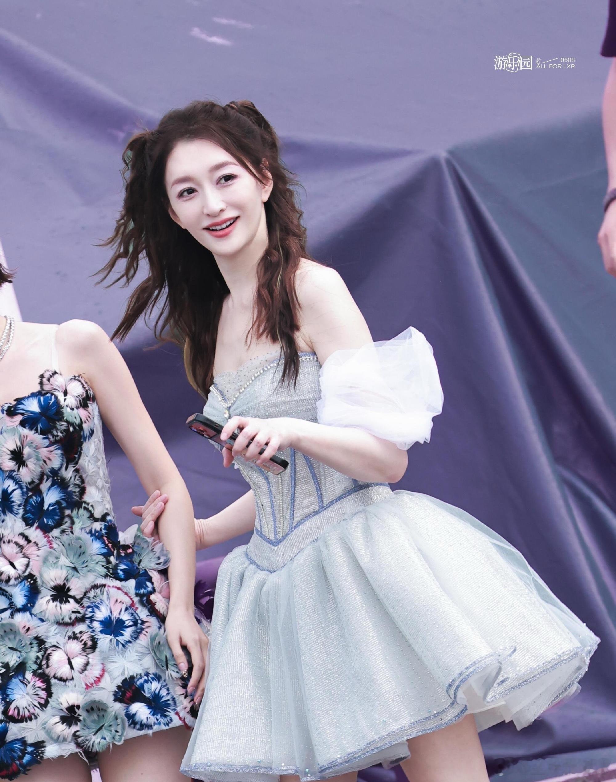 李小冉 不慌不忙，从容应对职场日常，谁懂这种松弛感🌟正式确诊为办公室李小冉乘风