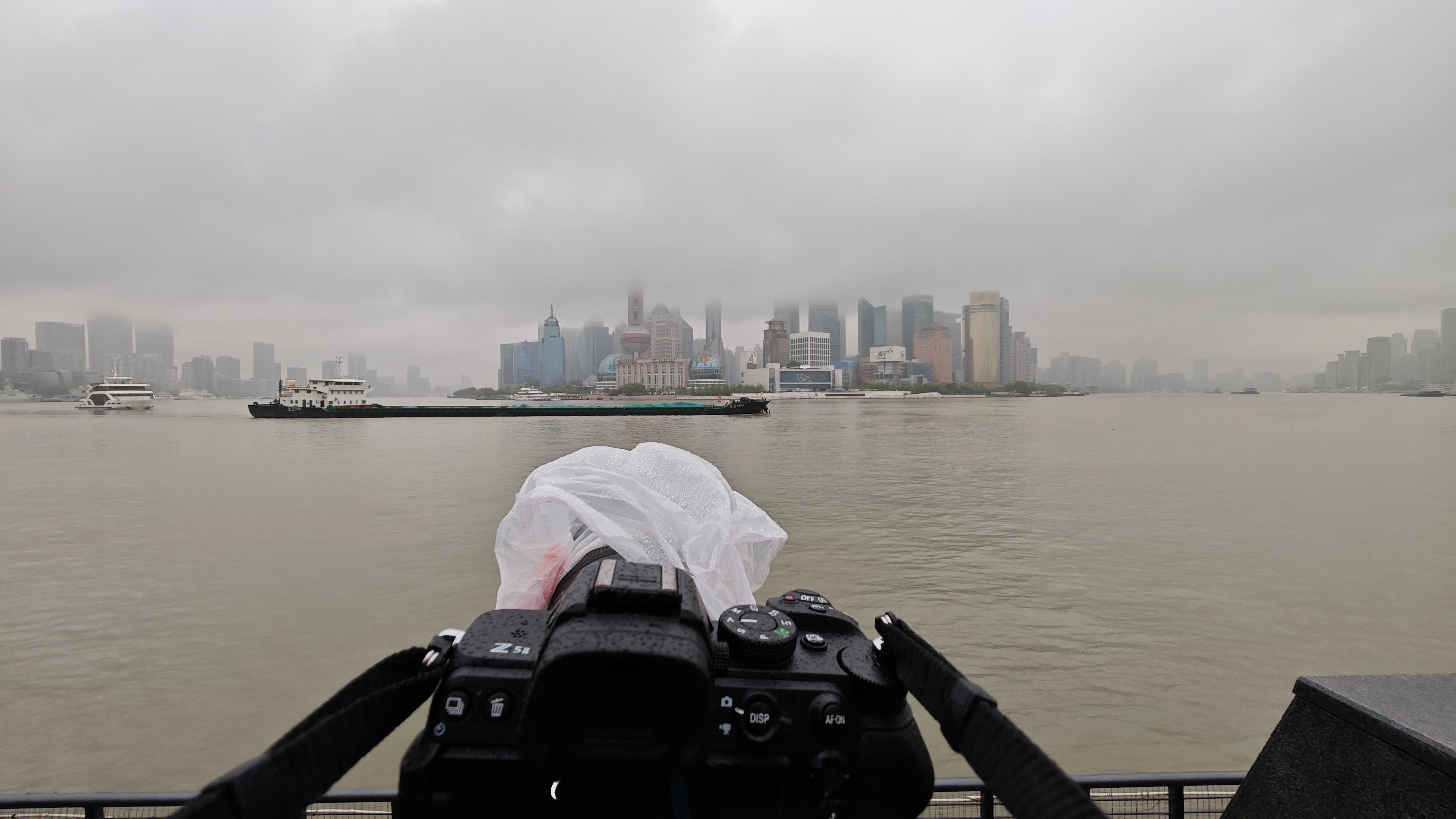 我在来上海前一个星期都没买过蜜雪冰城啊 上海·外滩