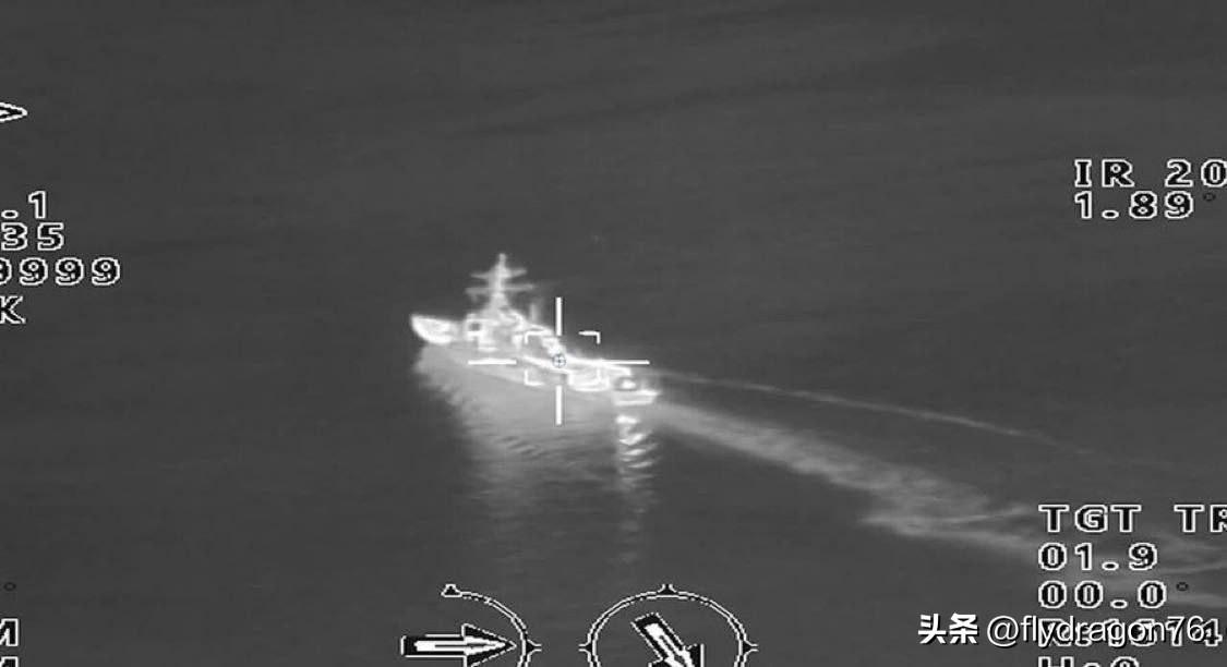 🇮🇷🇺🇸一架伊朗“穆哈杰尔-6”无人机正在波斯湾监视一艘美国“阿利·伯克