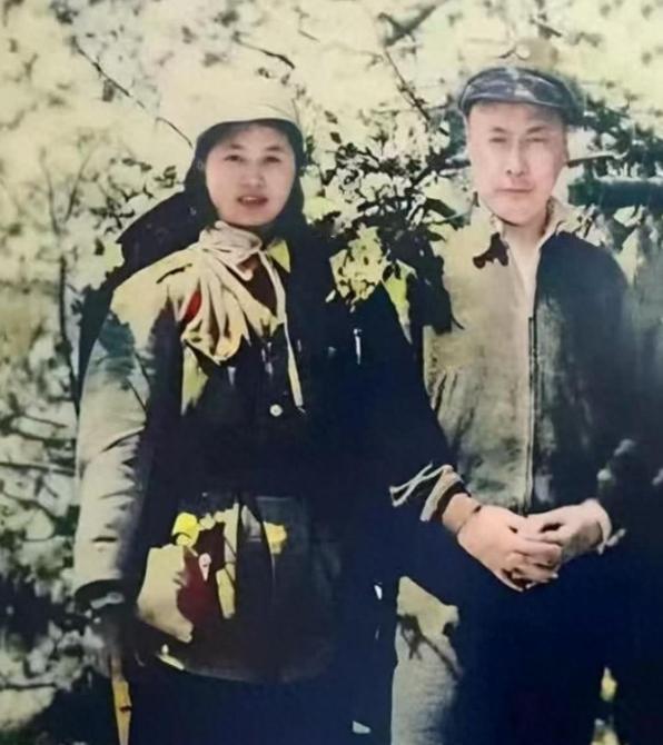 1940年陈毅与张茜新婚留影，两人相差21岁，张茜很漂亮白到发光！1940年，陈