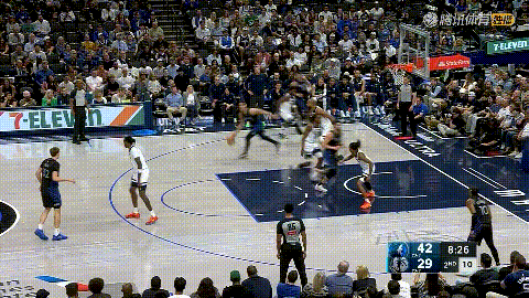 独行侠神射手汤普森真是让人惊呆了！在今天独行侠主场迎战森林狼的比赛中，当时比赛进