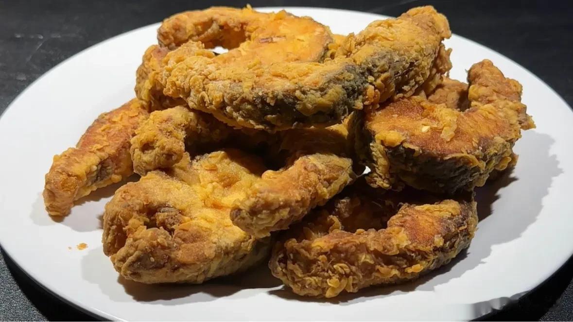 炸鱼块，用淀粉和面粉是大错，教你绝招，外酥里嫩，凉了不回软
炸鱼块时要放淀粉和面
