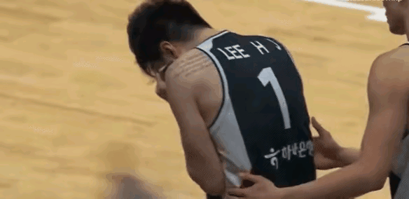 李贤重被中国男篮的小伙子们打哭了！

男篮亚洲杯1/4决赛，郭士强率领中国男篮7