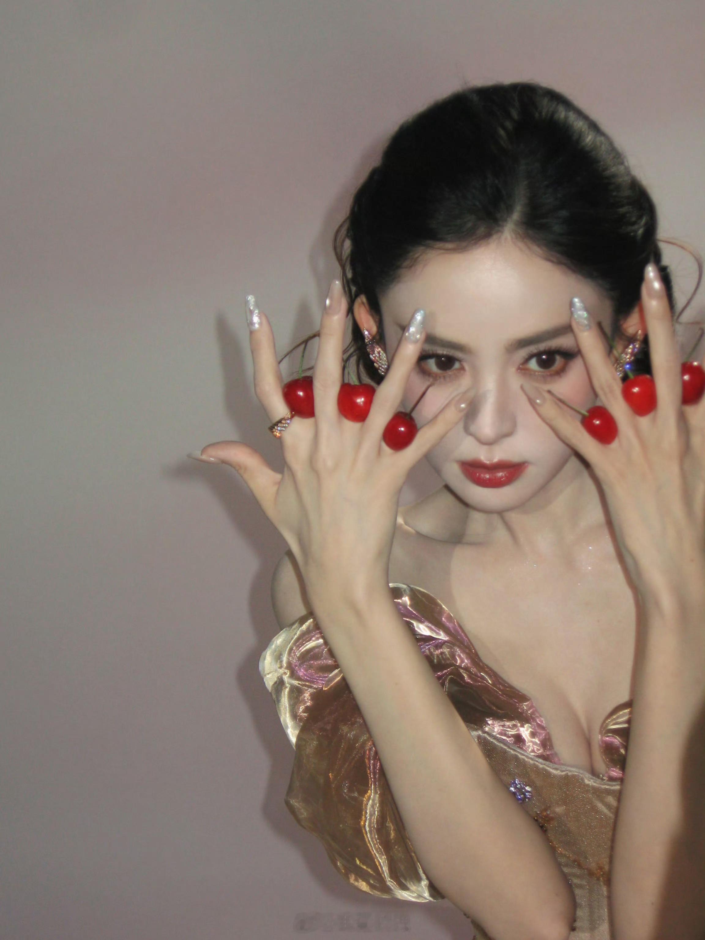 这张ccd让我莫名回想起娜扎cos过的周芷若女神多多演古装～ 