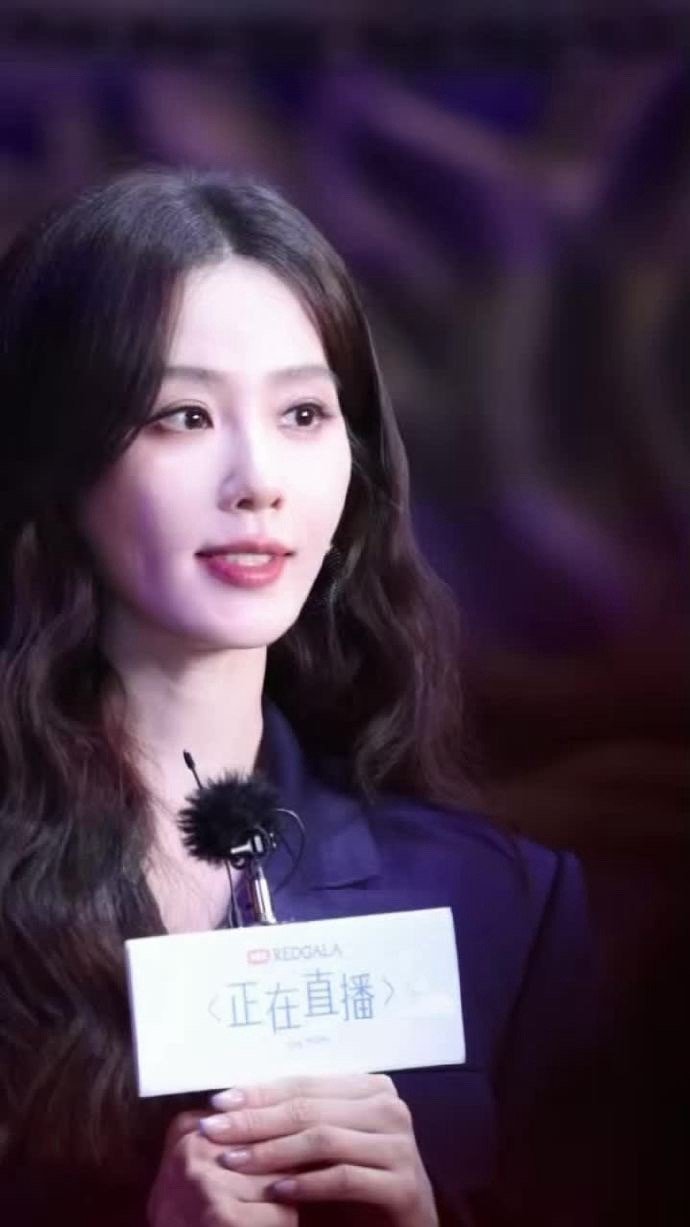 刘诗诗西装大波浪刘诗诗仙剑3龙葵的铸剑池 刘诗诗西装大波浪，造型干练利落，刘诗诗