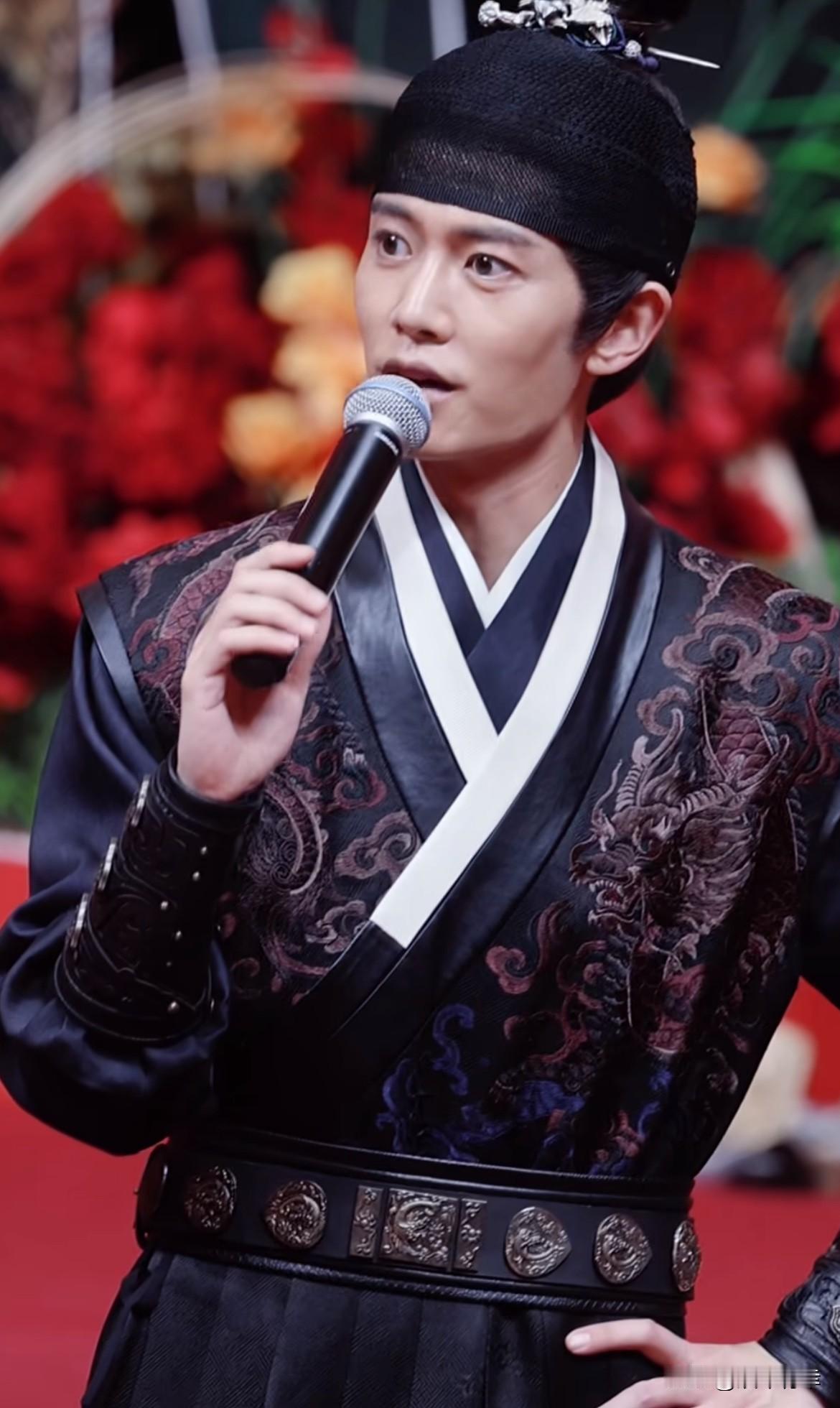 任嘉伦新剧《锦衣搜金录》开机现场，暖心上线变身健康推广大使！他真诚叮嘱粉丝，一定