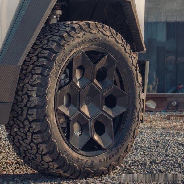 #特斯拉[超话]# $特斯拉(TSLA)$﻿ Cybertruck新款轮毂➕百路