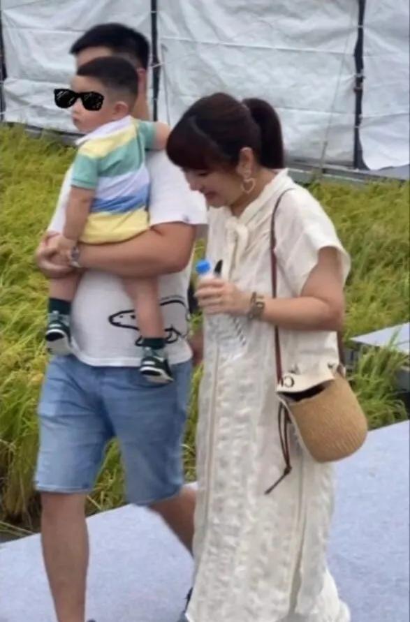 Selina和男友带着儿子出现在田馥甄演唱会的观众席上，儿子胖嘟嘟的，已经能站在