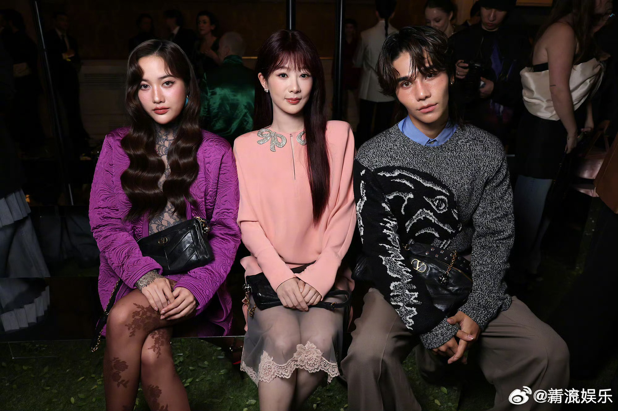 杨紫JeffFreen同框罗马雨中的杨紫 当地时间12日，限定红发现身时装周，粉