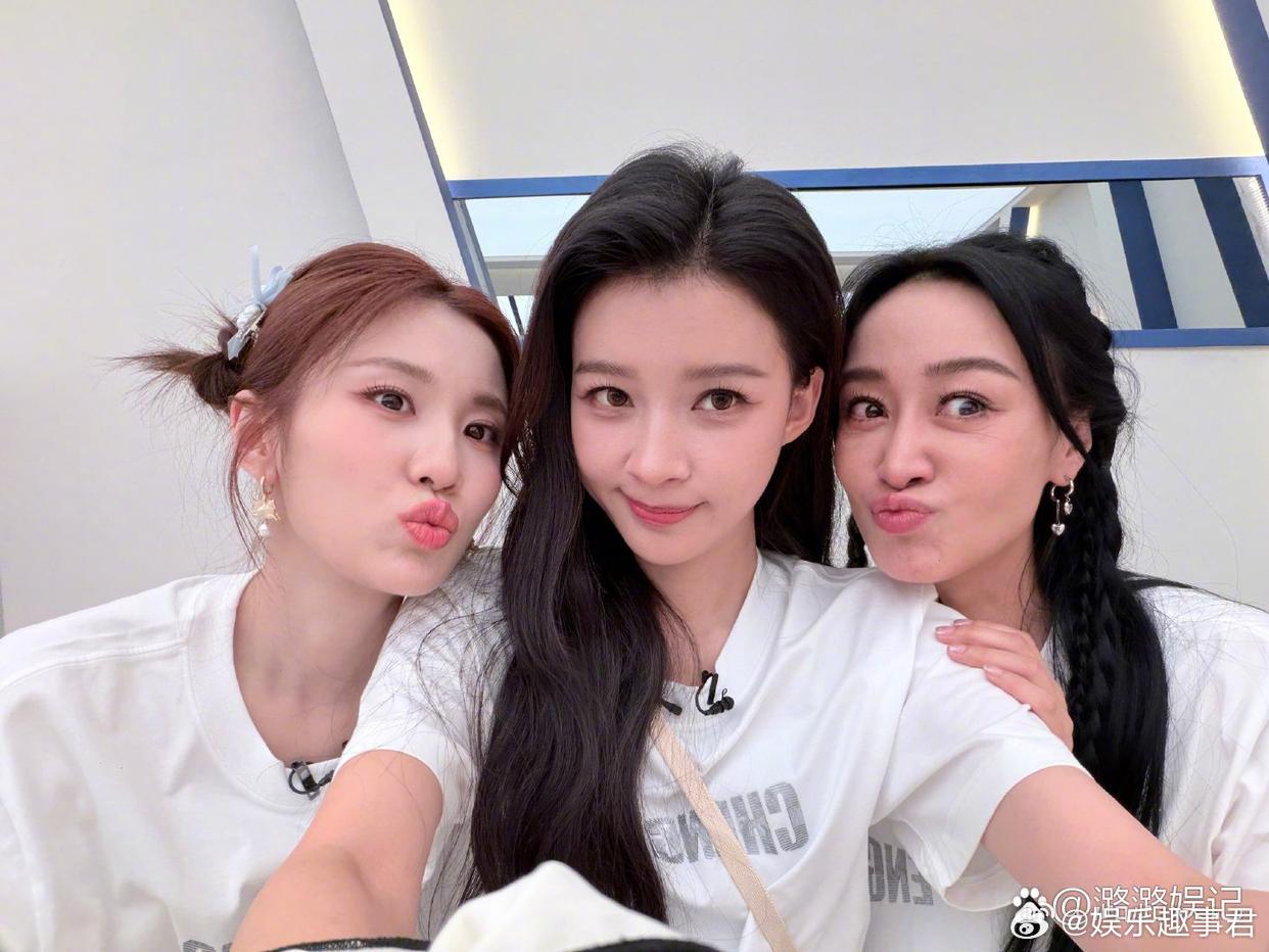 孙怡晒与张慧雯赵子琪合照，并配文：怡雯琪💕此刻最好的都在身边～ 