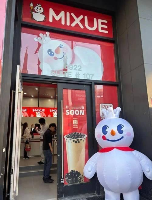 雪王杀疯美利坚！甜度拉满还涨价，美国人排队抢着买单
 
家人们谁懂啊！咱的国民奶