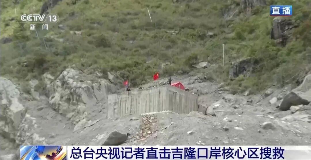 在整个吉隆口岸现场，唯一有原来印记的建筑就是半山腰处的方形水塔，这座水塔距离口岸