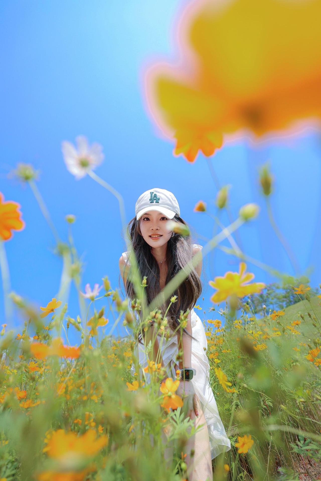 当明艳的山花遇上灵动的人像，关于色彩与层次，摄影者以山花为天然幕布，将人物巧妙嵌