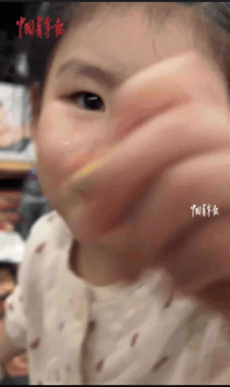 隔代亲里的小误会，藏着最暖的心意
 
“破大防了！”外公去接孙女放学，顺手帮她整