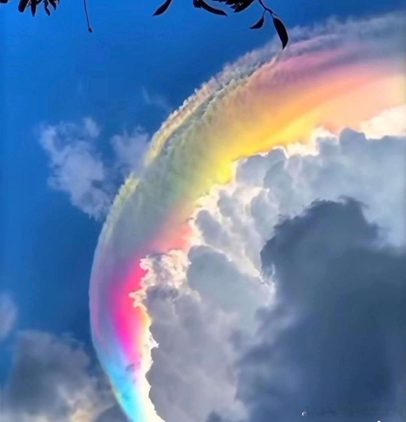 印尼惊现罕见的彩虹云刷爆全网好美啊！！见者好运