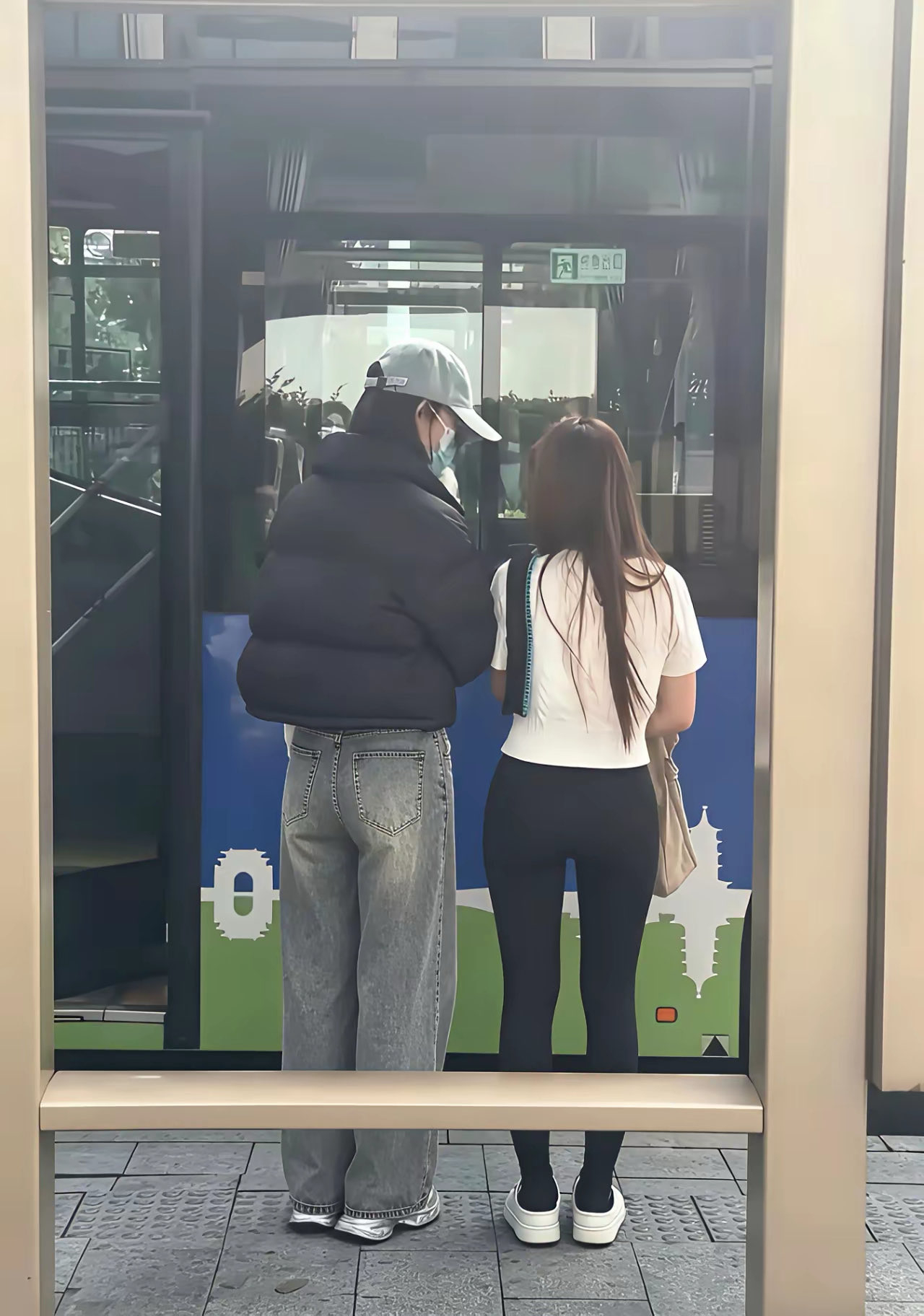这样对比一下 小个子还是穿瑜伽裤好看一些 
