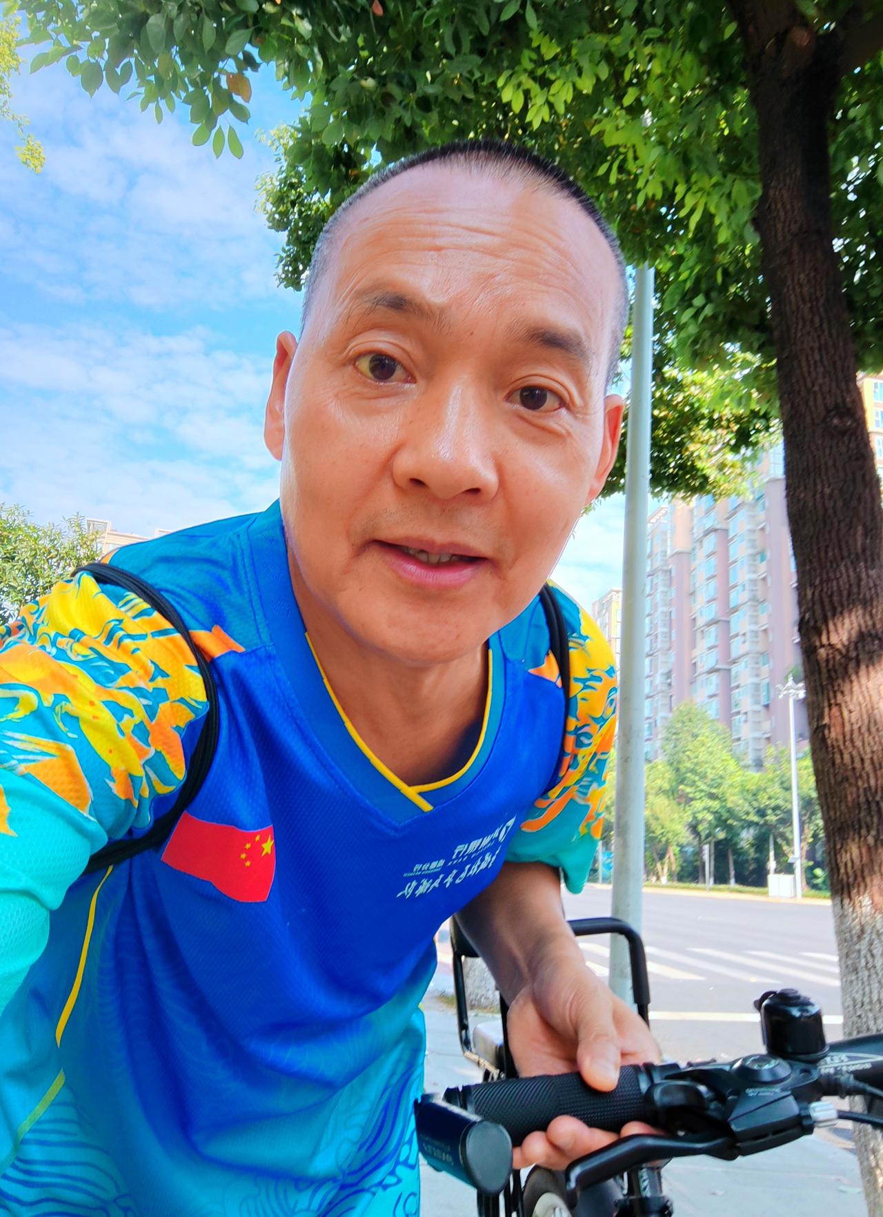 骑行奔赴球场，享受乒乓时光。