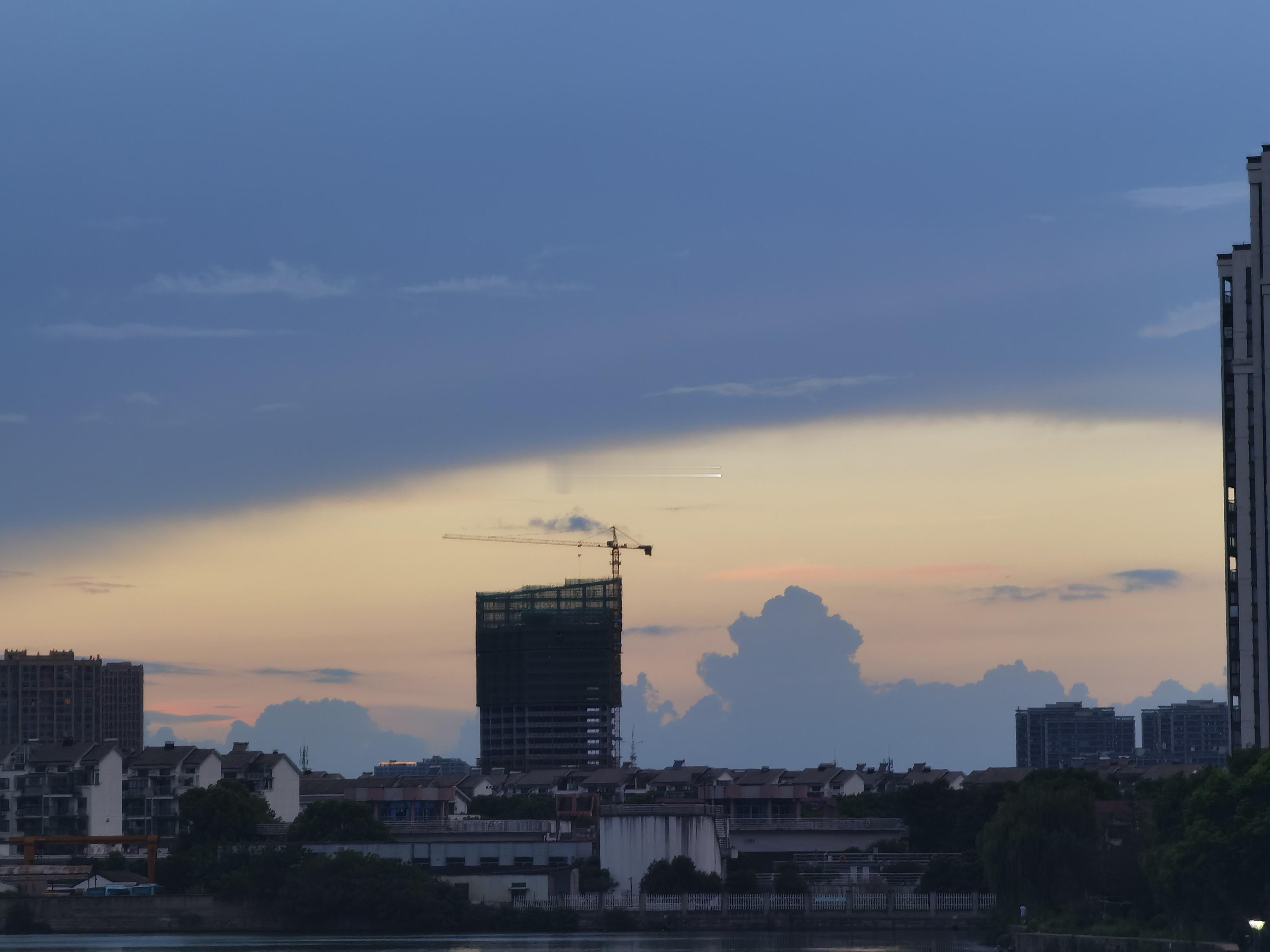 今天，绍兴天空中的“别有洞天”奇景。  ​​​