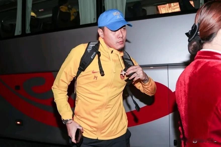 全身而退，国足返回天津，武磊自信满满，内心已做好主场血洗新加坡的准备。
  颜骏