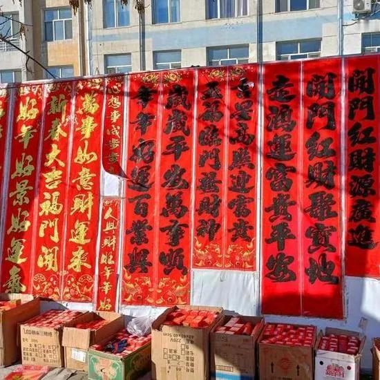 除夕钟声敲响，新春气象万千。祝大家福气东来，好运连连，阖家欢乐，岁岁安康。新的一